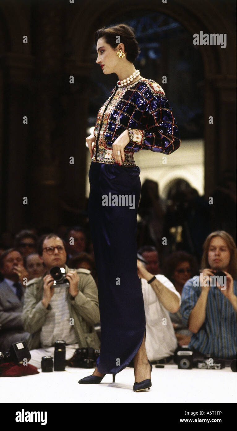 Mode, années 1980, mannequin, jupe et spencer, pleine longueur, passerelle, printemps été, par Chanel, 1985/1986, années 80, , Banque D'Images