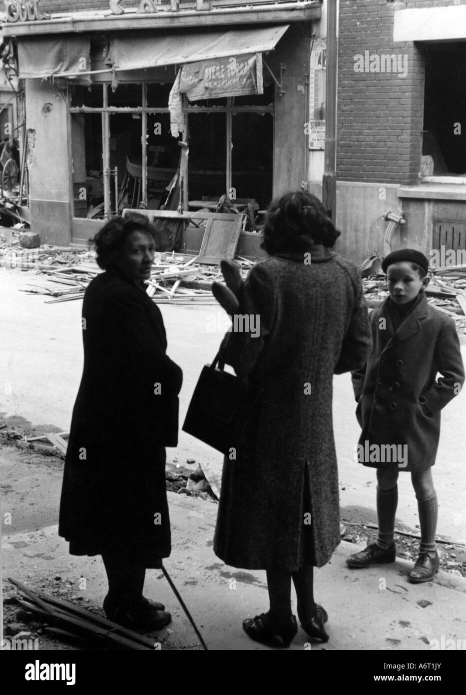 Événements, seconde Guerre mondiale / seconde Guerre mondiale, guerre aérienne, France 1942 / 1943, raid aérien britannique sur Paris, 6.4.1942, personnes devant un café détruit, français, civils, femmes, enfant, débris, XXe siècle, historique, RAF, Royal Air Force, Bomber Command, destruction, attentat à la bombe, années 1940, Banque D'Images