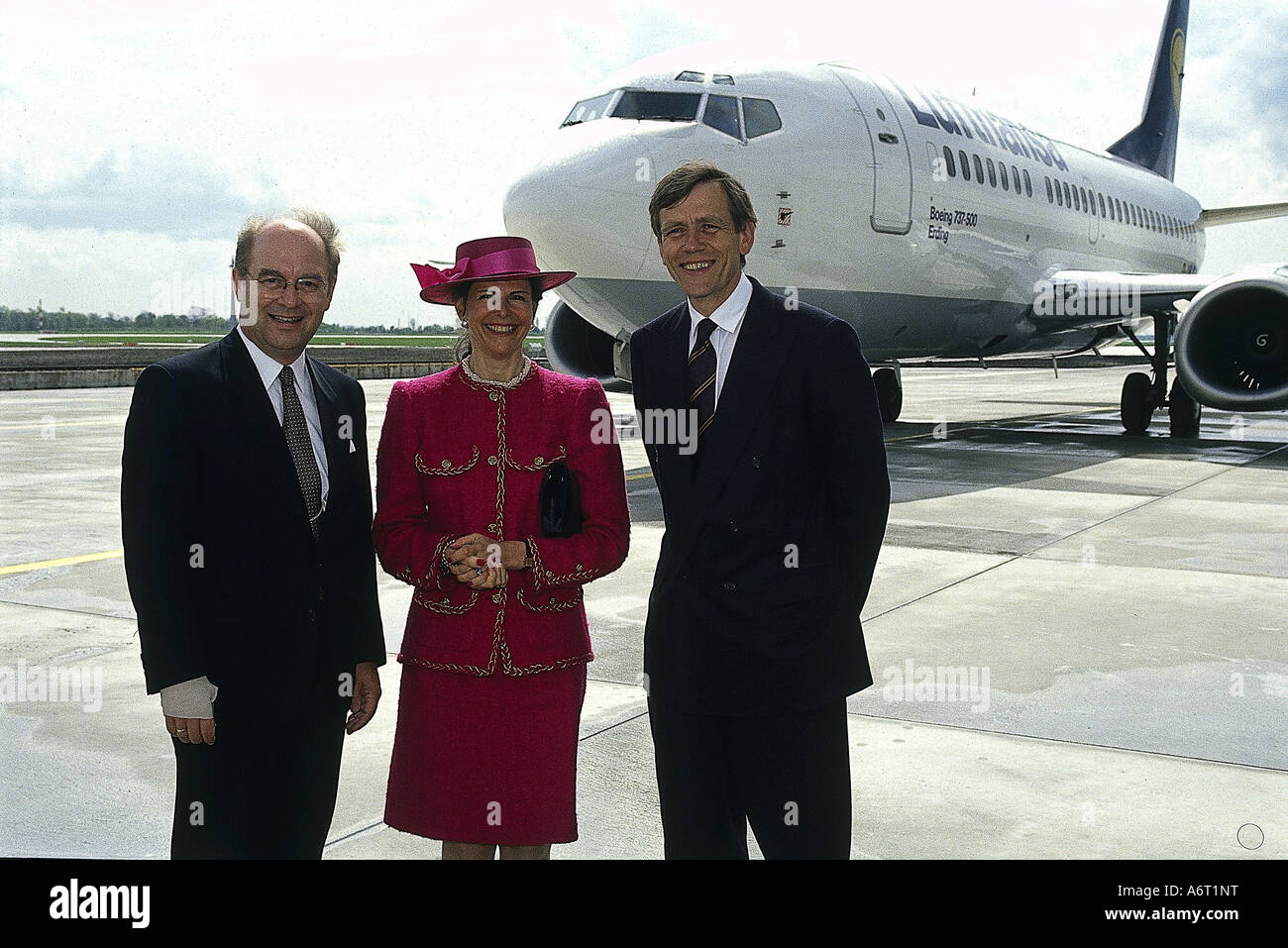 Transport/transport, aviation, aéroport, Allemagne, Munich, ouverture de l'aéroport Franz Josef Strauß, 11.5.1992, Reine Silvia de Suède, Georg von Waldenfels, Willi Hermsen, 20ème siècle, avion, Airbus A 340, naissance Silvia Renata Sommerlath, Bernadotte, historique, historique, population, années 1990, Banque D'Images