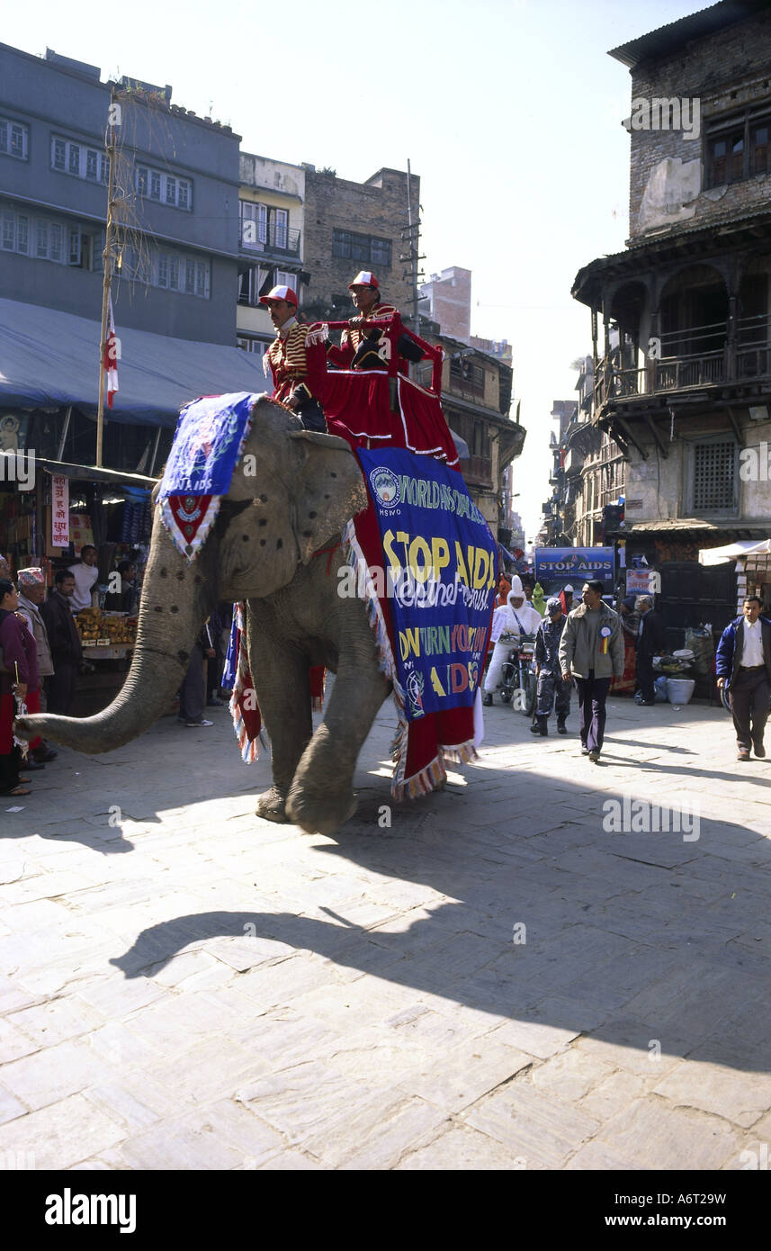 Démonstration, JOURNÉE MONDIALE DE LUTTE CONTRE LE SIDA 1.12.2005, l'éléphant avec des bannières, Katmandou, Népal, 1er décembre, campagne, la maladie, le virus VIH, cri Banque D'Images