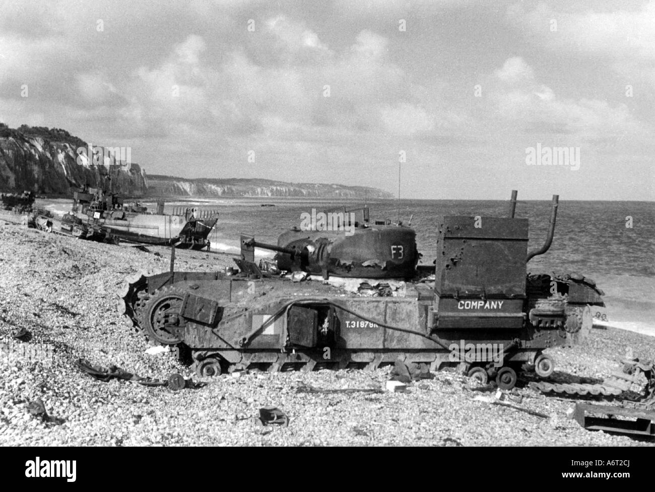 Événements, deuxième Guerre mondiale / seconde Guerre mondiale, France, Dieppe, 19.8.1942, détruit les chars « Churchill » du 14ème Régiment de chars de l'Armée canadienne (Calgary Tanks), à l'arrière-plan un débarcadère, Banque D'Images