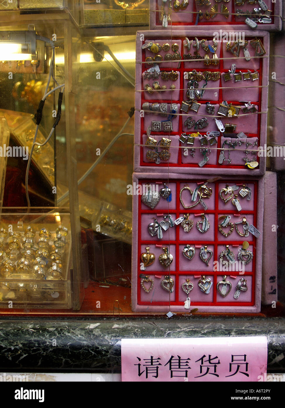 Peu coûteux et bijoux à vendre dans le quartier chinois de New York. Banque D'Images
