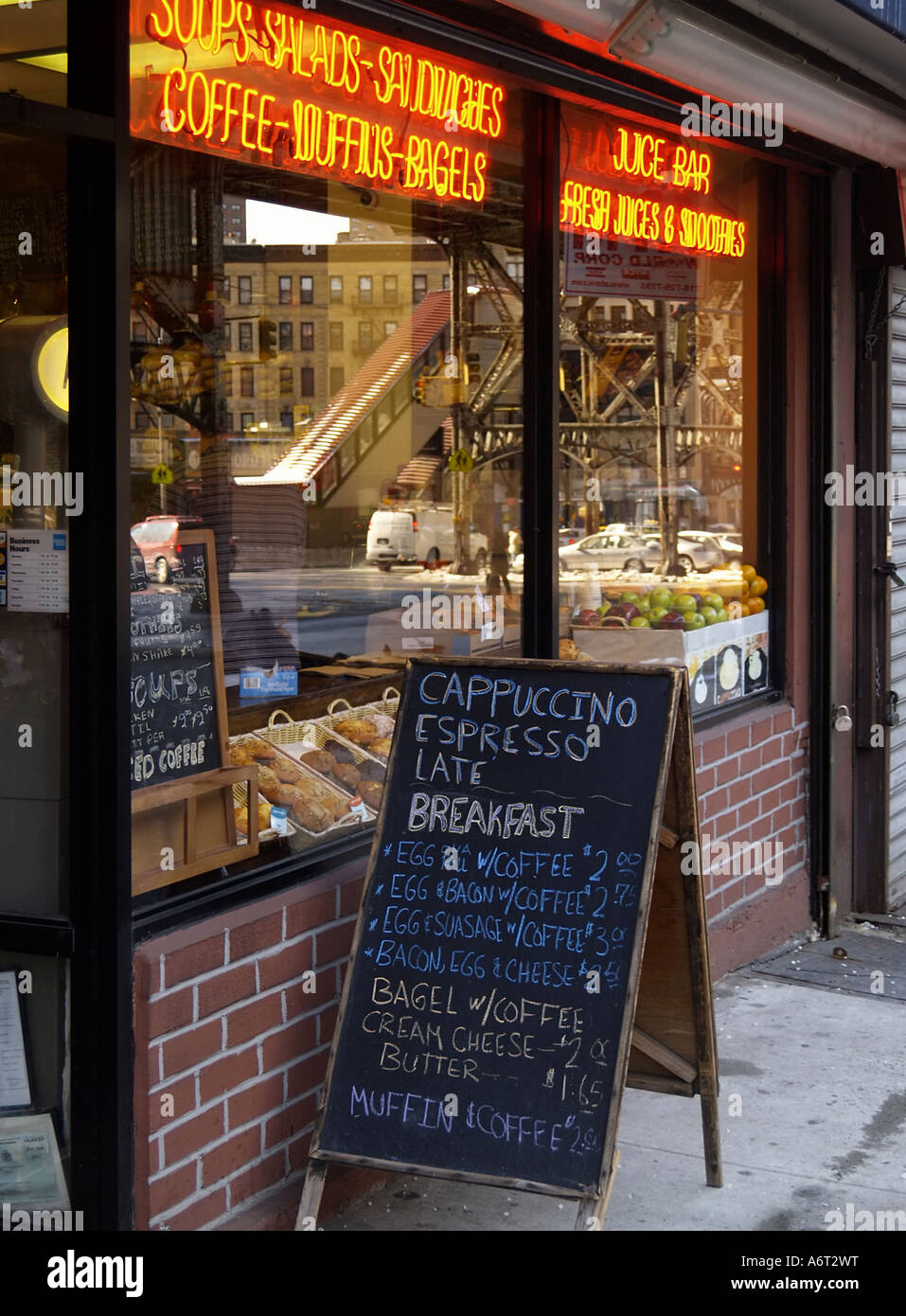 Les ventes de la craie noire affiche à l'extérieur d'un café ou d'épicerie dans l'upper west side de Manhattan dans la matinée, avec l'enseigne au néon. Banque D'Images