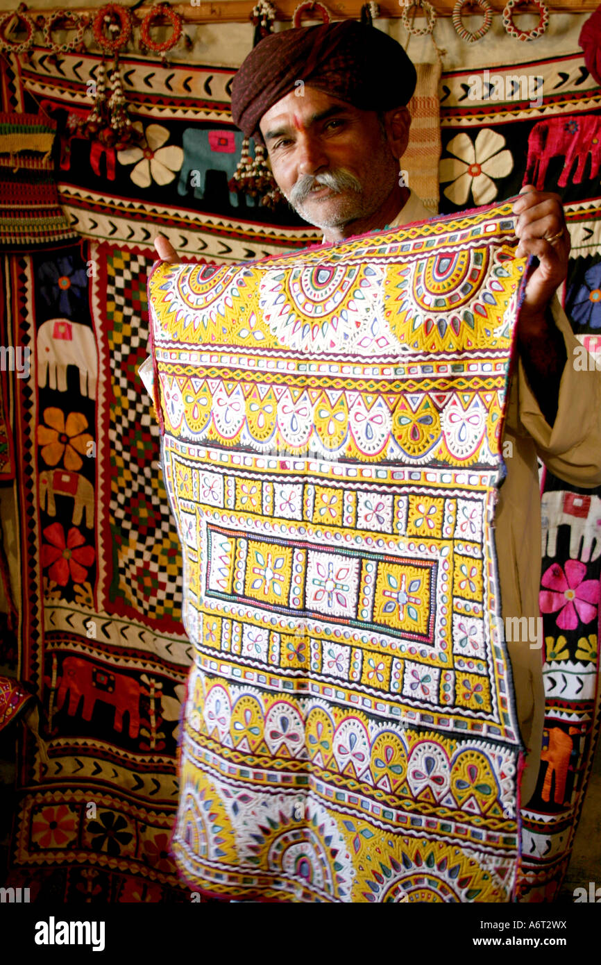 Exemple de broderie traditionnelle faite par membre de la tribu Rabari dans 'le peu Rann de Kutch, Gujarat, Inde. Banque D'Images