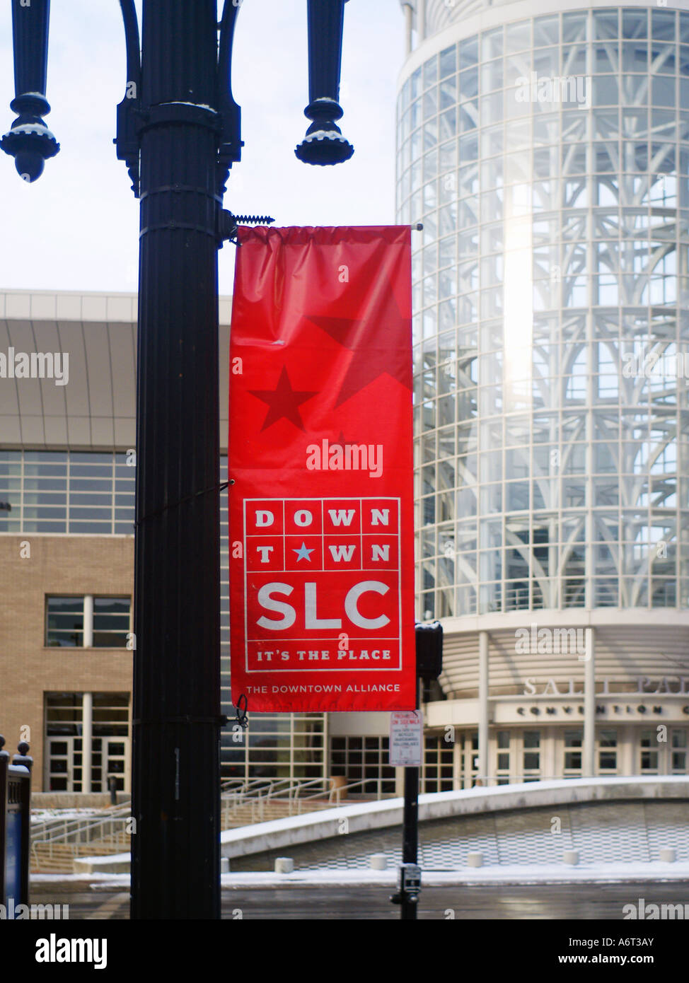 SLC (rouge) Salt Lake City Downtown drapeau Alliance accrochée à un lampadaire noir en face de l'établissement Salt Palace. Banque D'Images