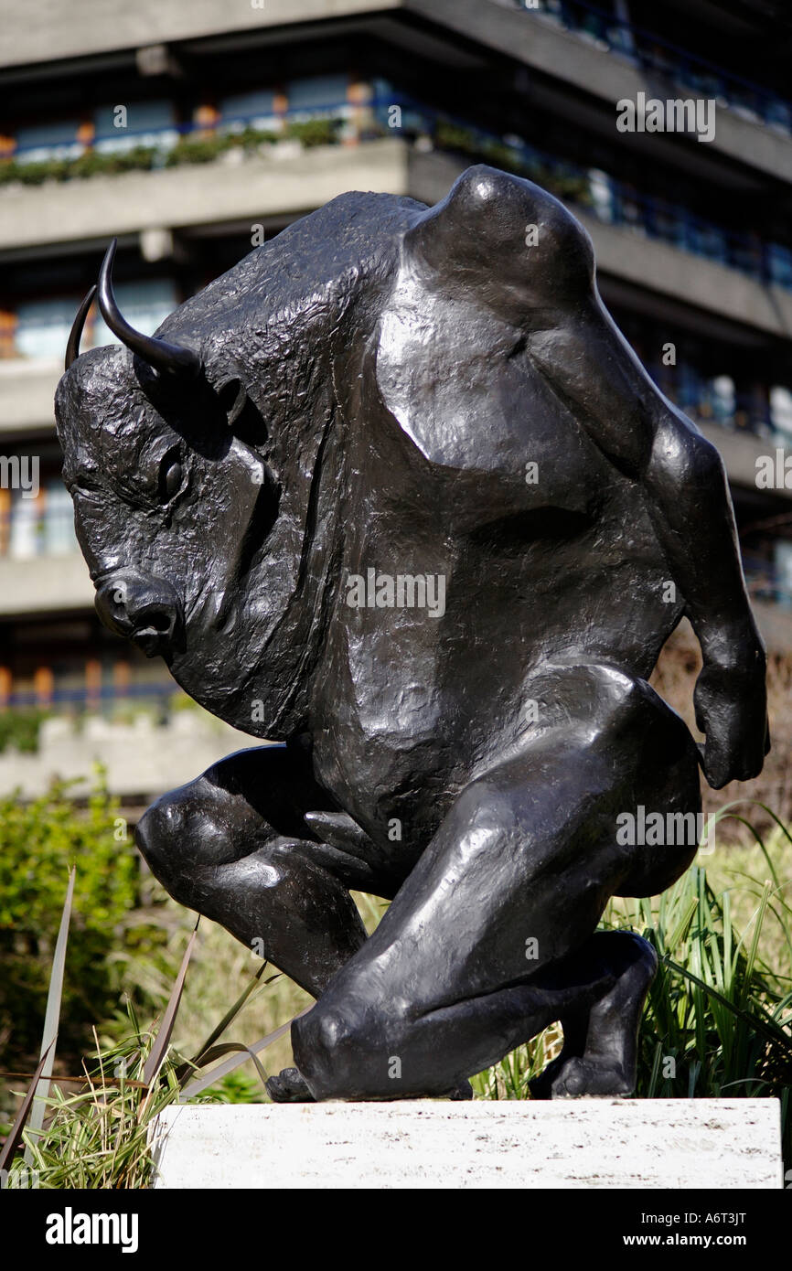 La sculpture et le Minotaure de Barbican. La ville, London, England, UK Banque D'Images