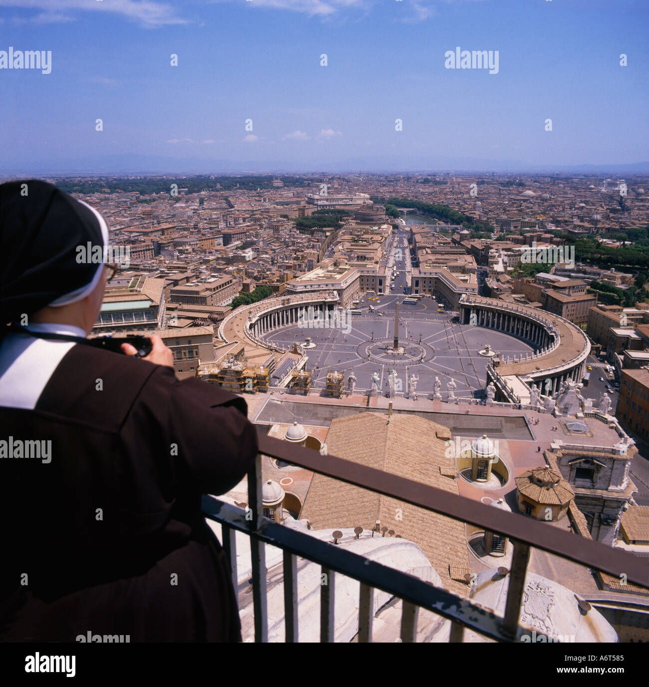 Nun avec appareil photo toujours prêt à prendre photographie du haut de la coupole de la cathédrale St Pierre sur la place Saint-Pierre de Rome, Italie Banque D'Images