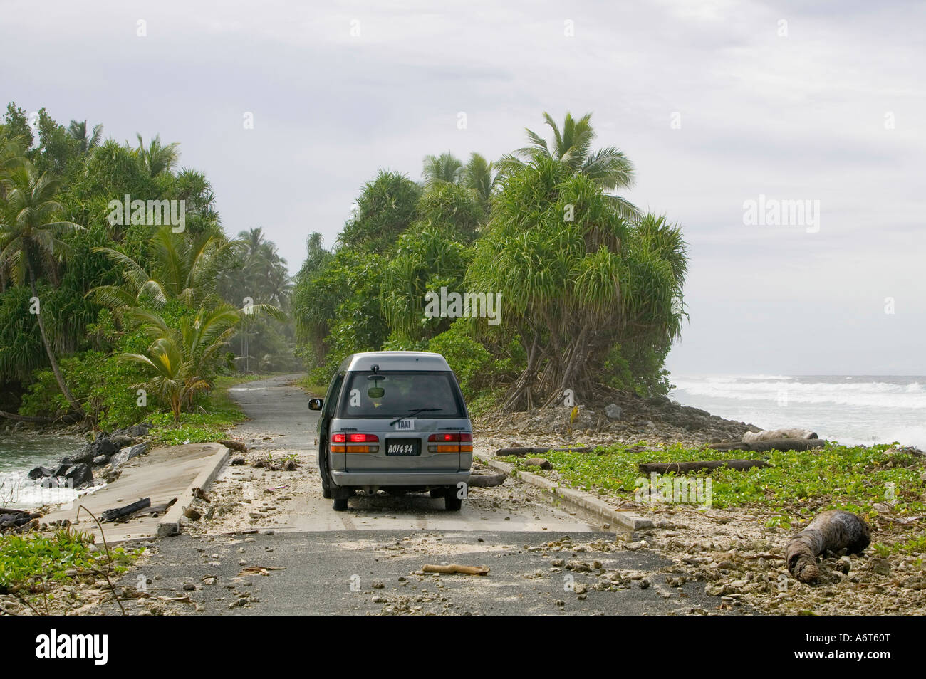 Gallois regarder comme la grande marée inonde tout sur leur île funafuti, menacé par le réchauffement induit la montée du niveau de la mer Banque D'Images