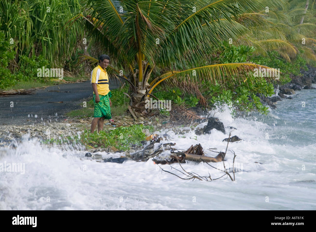 Gallois regarder comme la grande marée inonde tout sur leur île funafuti, menacé par le réchauffement induit la montée du niveau de la mer Banque D'Images