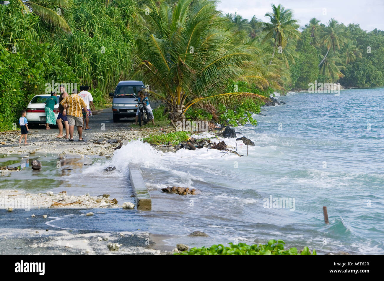 Pause sur l'île de Funafuti vagues à marée haute que le réchauffement induit la montée du niveau de la mer menace de détruire l'île Banque D'Images