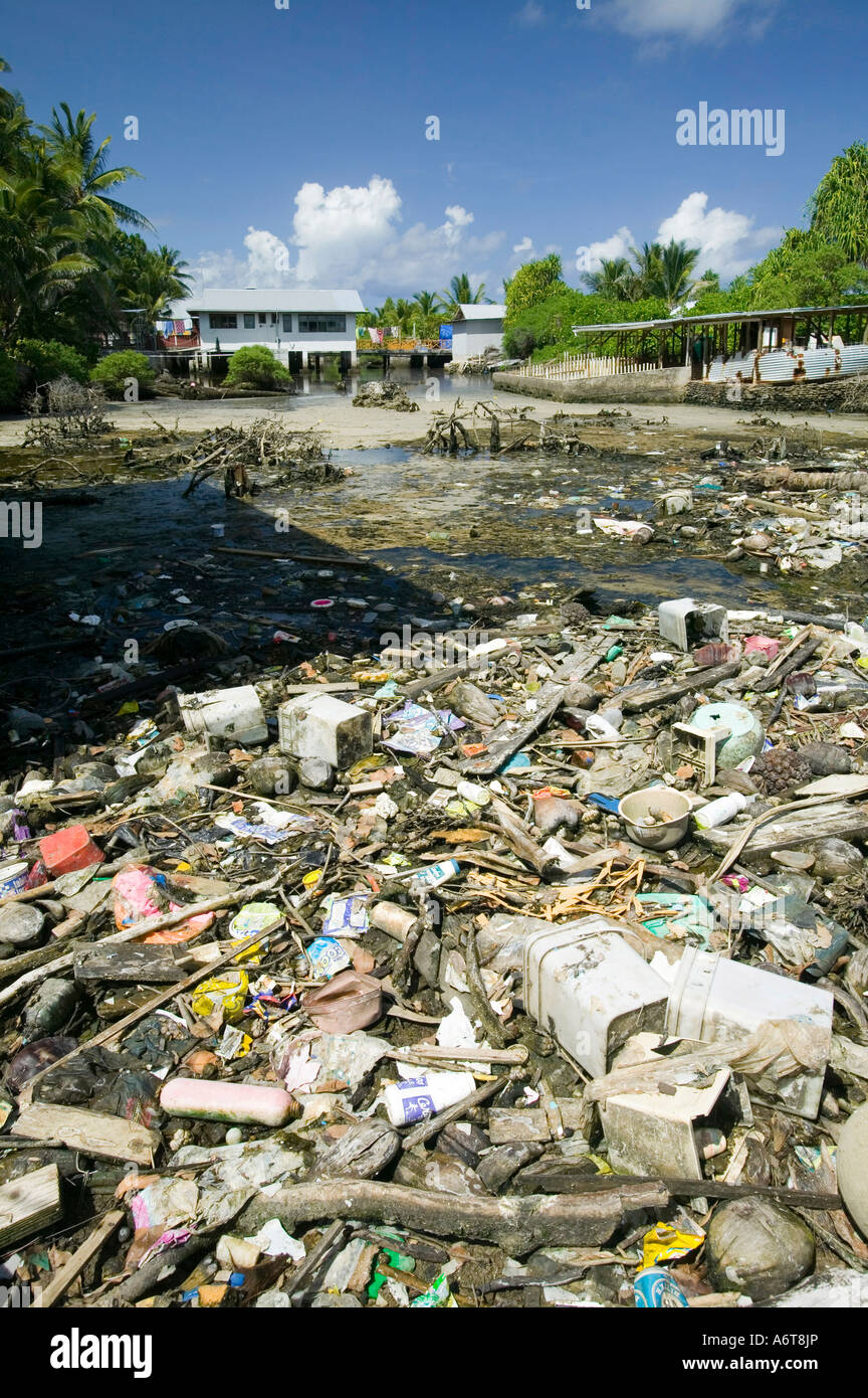 Détritus flottant dans un lagon de l'île de Funafuti, Tuvalu Banque D'Images