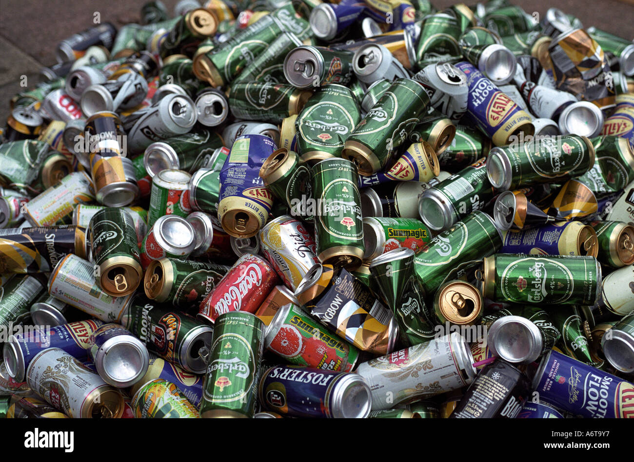 Tas de vide d'alcool peut en attente d'être triés pour recyclage Banque D'Images