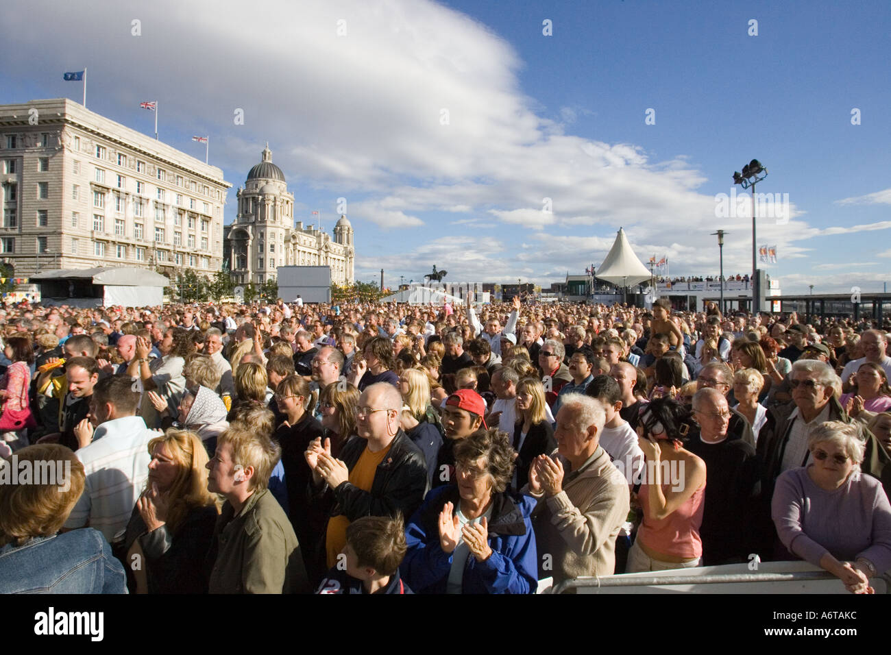Le bien-aimé Mathew Street Festival a lieu sur le Pier Head at Liverpool chaque année, attirant des milliers. Banque D'Images
