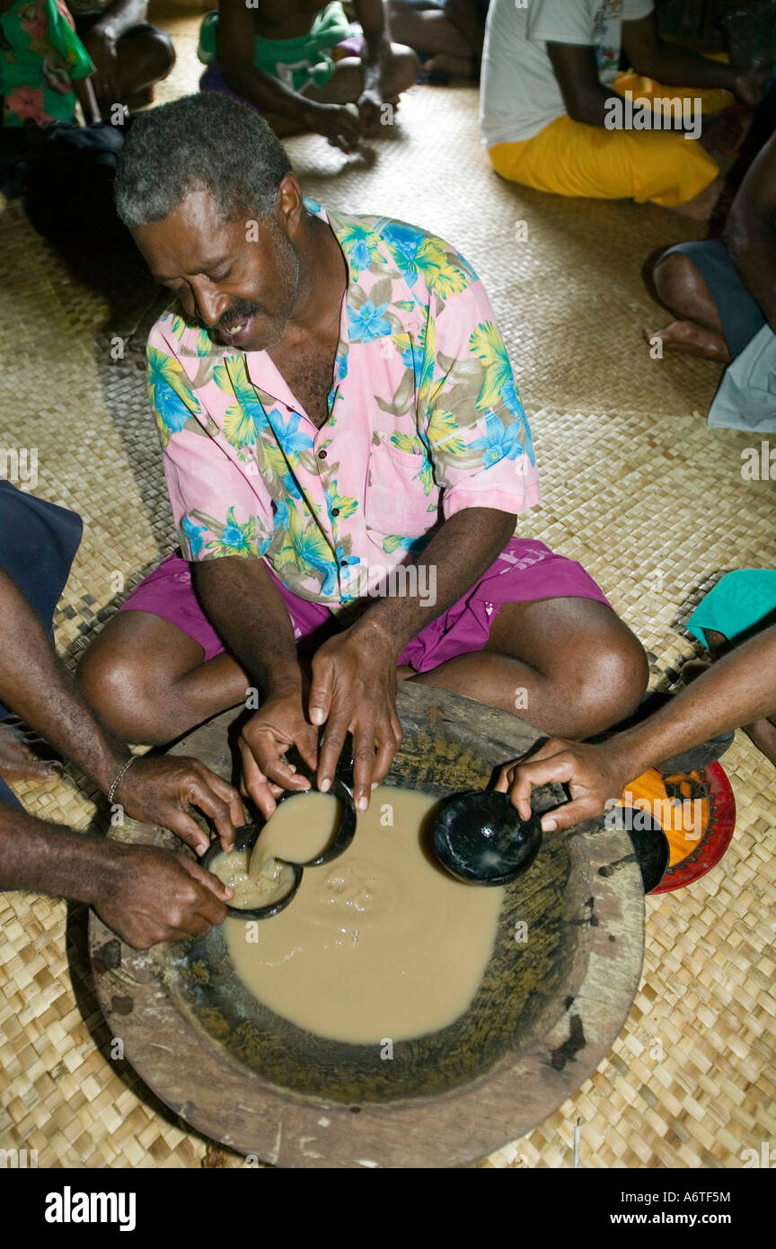 Une cérémonie de kava dans les chefs potable hut dans Navala Village, Fidji Banque D'Images
