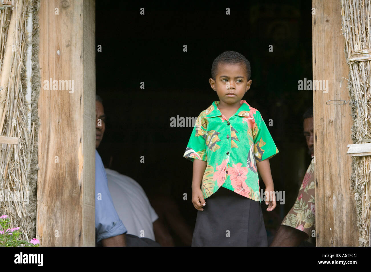 Un garçon fidjien dans Village Navala, Fidji, à l'entrée de la bure chefs Banque D'Images