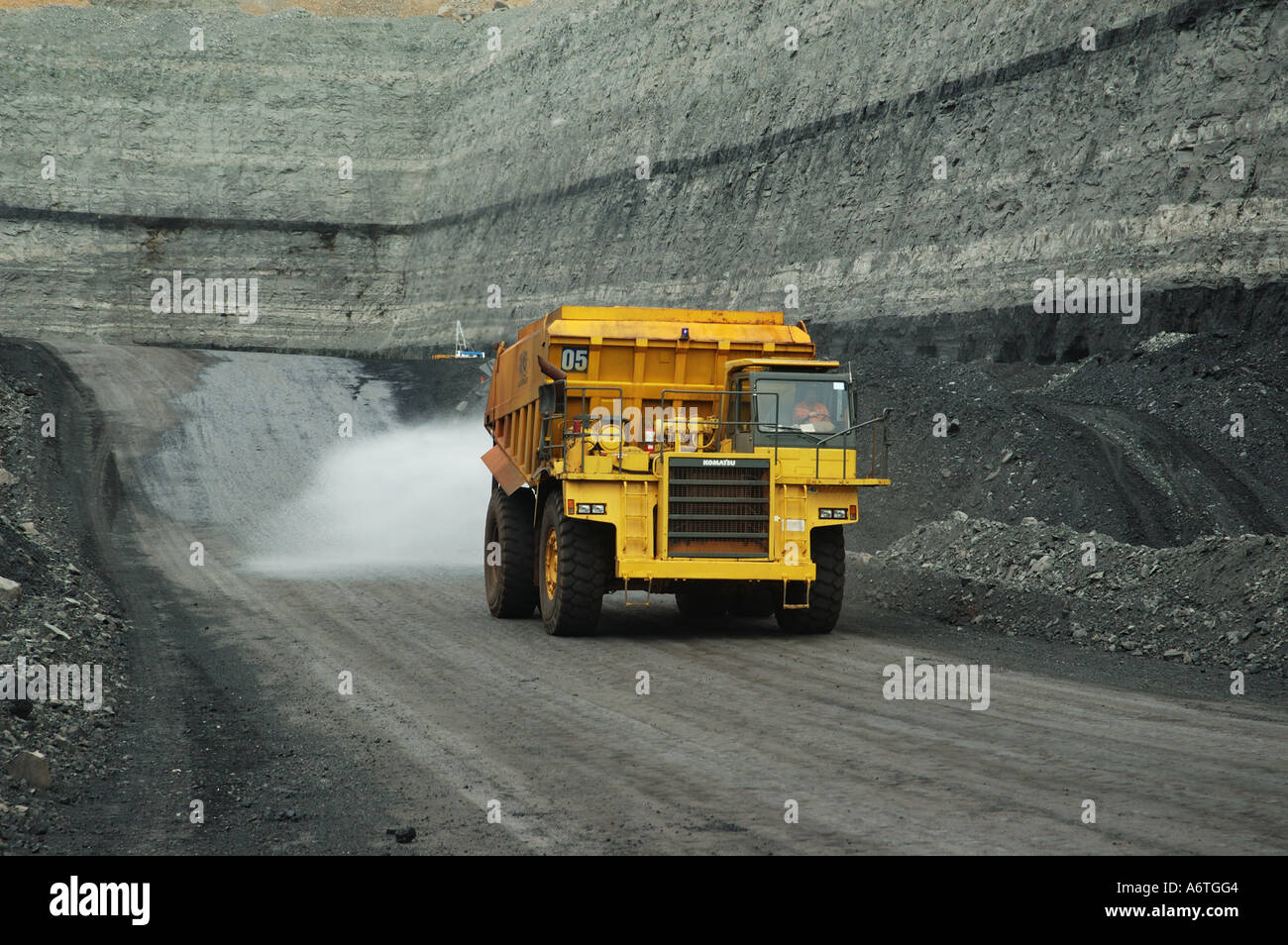 Camion-citerne à eau dans la mine de charbon à ciel ouvert d'Australie Queensland Banque D'Images