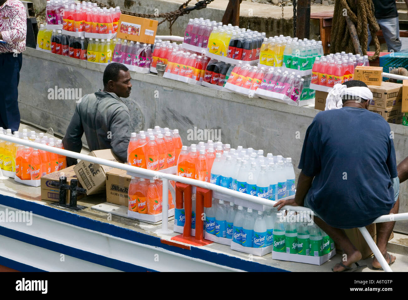 Le chargement d'un navire de ravitaillement avec des boissons pour le Mananucas, îles Fidji Banque D'Images