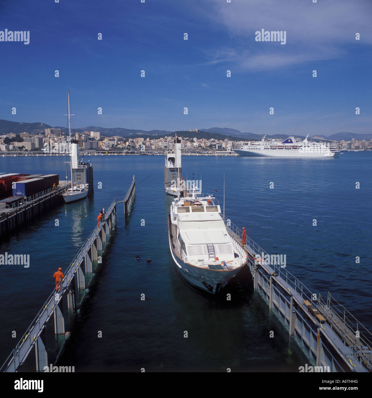 Transporteur Dockwise Yacht de 'Super 3' serviteur tandis que les bateaux semi submergé de chargement, avec les plongeurs présents, dans le port de Palm Banque D'Images