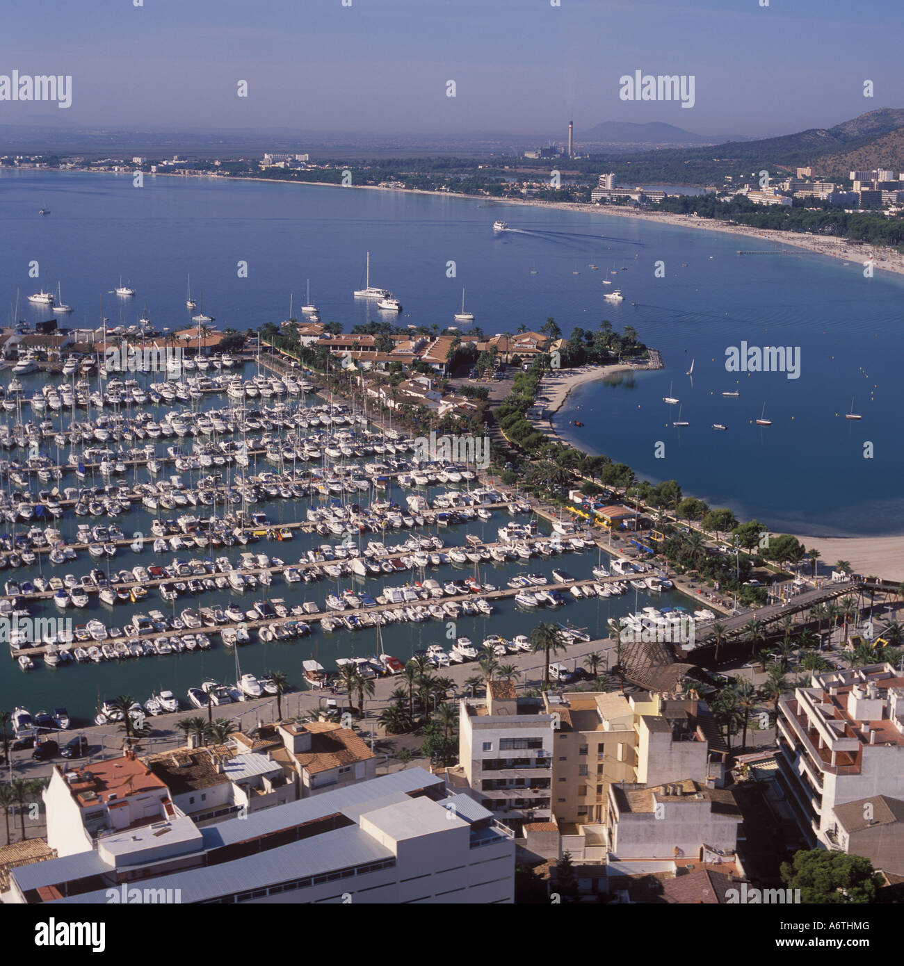 Image aérienne de Puerto Alcudia et port de plaisance Alcudiamar, du nord-est de Majorque, Iles Baléares, Espagne. 20 septembre 2006. Banque D'Images