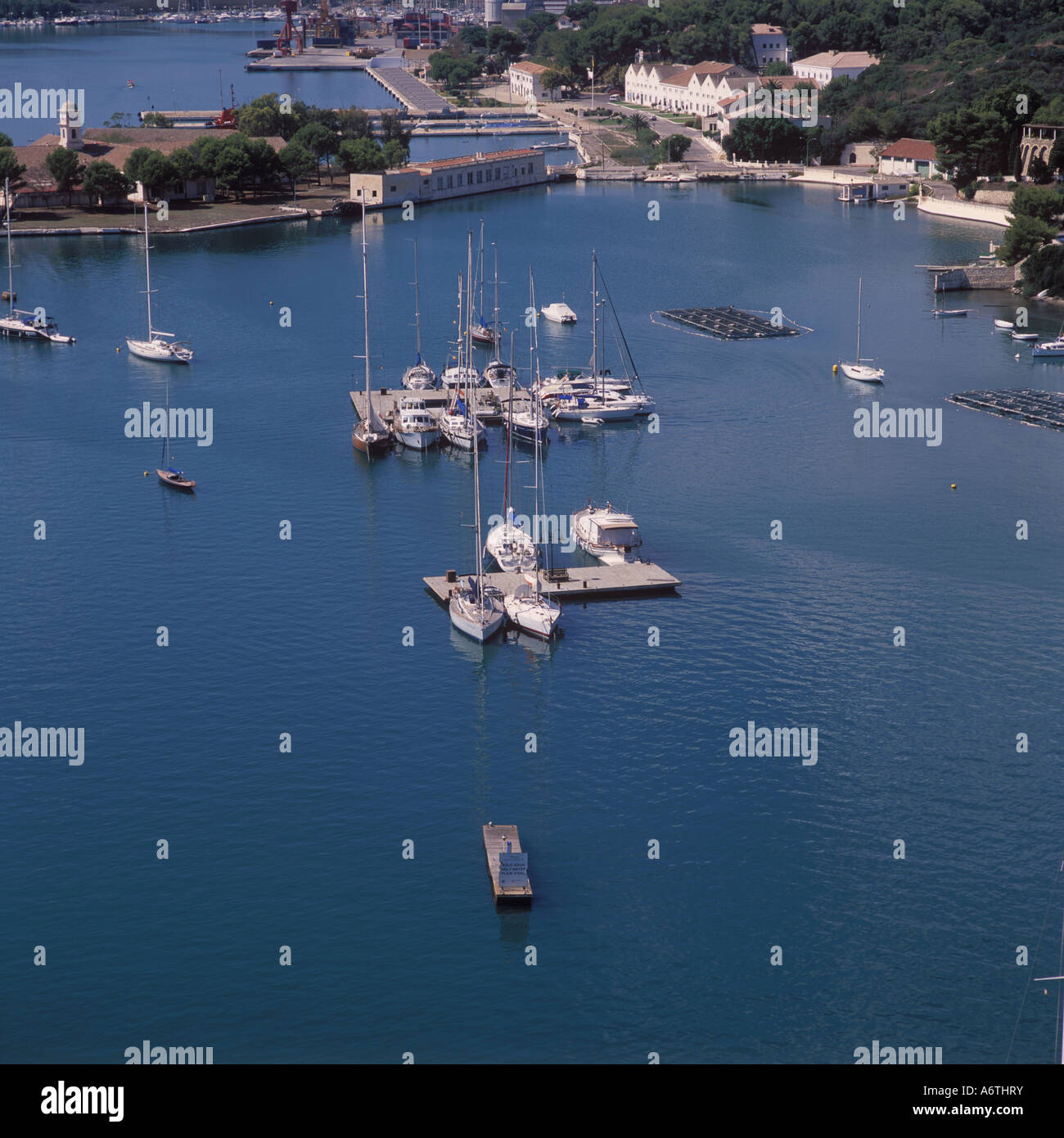 Image aérienne du Nord à l'Ouest sur ponton flottant ancrages dans l'approche de la mer à Puerto de Mahon / port de Mahon / Mao Banque D'Images