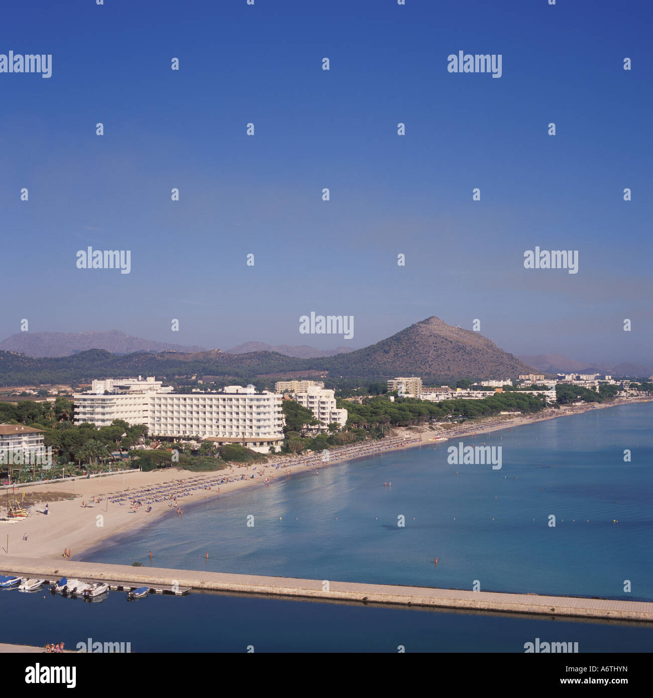 Vue aérienne de Puerto Alcudia beach à towardss - le pigeonnier dans la baie d'Alcudia, au Nord Est de Majorque Îles Baléares Espagne Banque D'Images