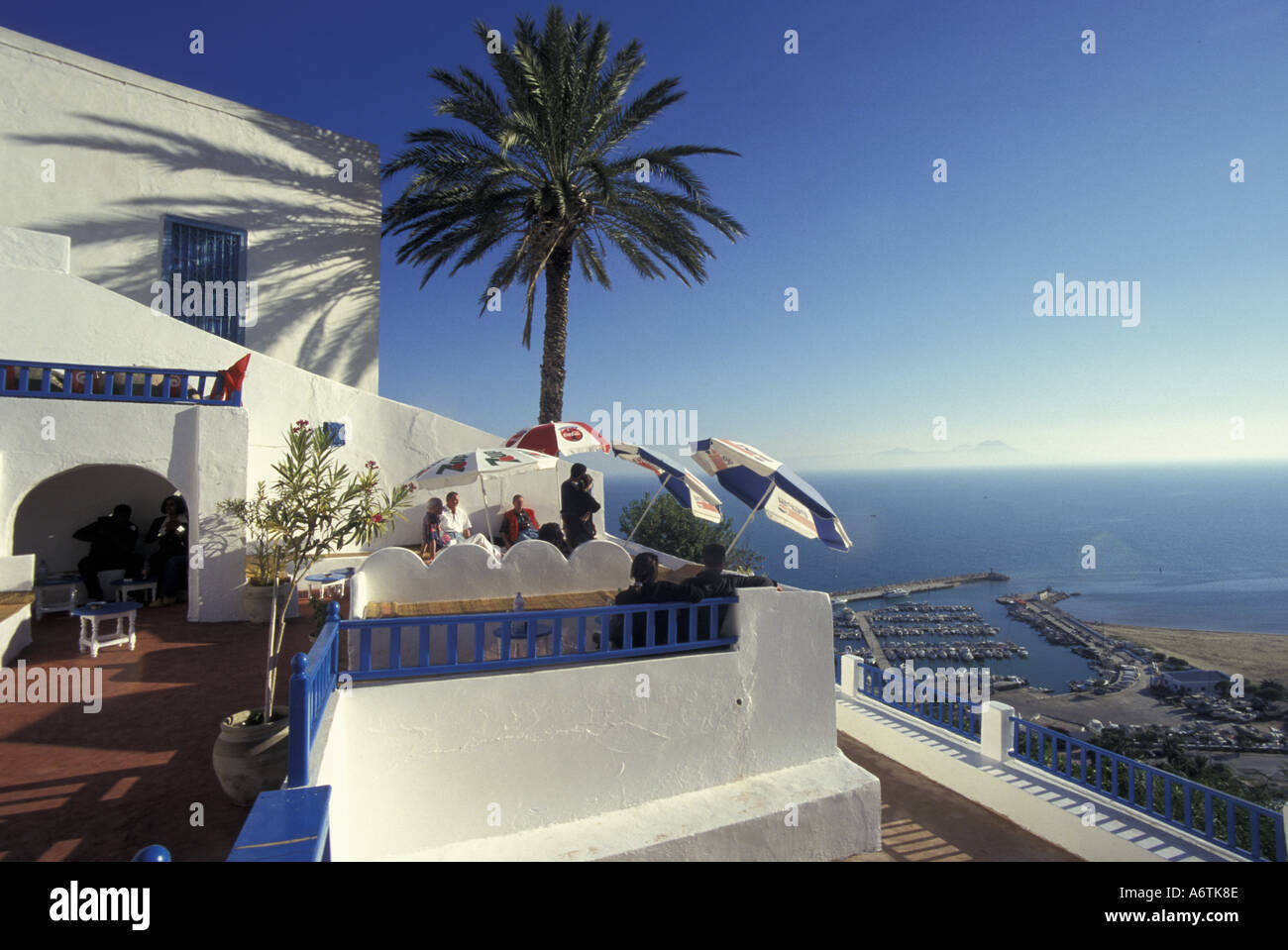 L'Afrique, Tunisie, Sidi Bou Said. Restaurant et bar terrasse donnant sur la mer Méditerranée. Banque D'Images