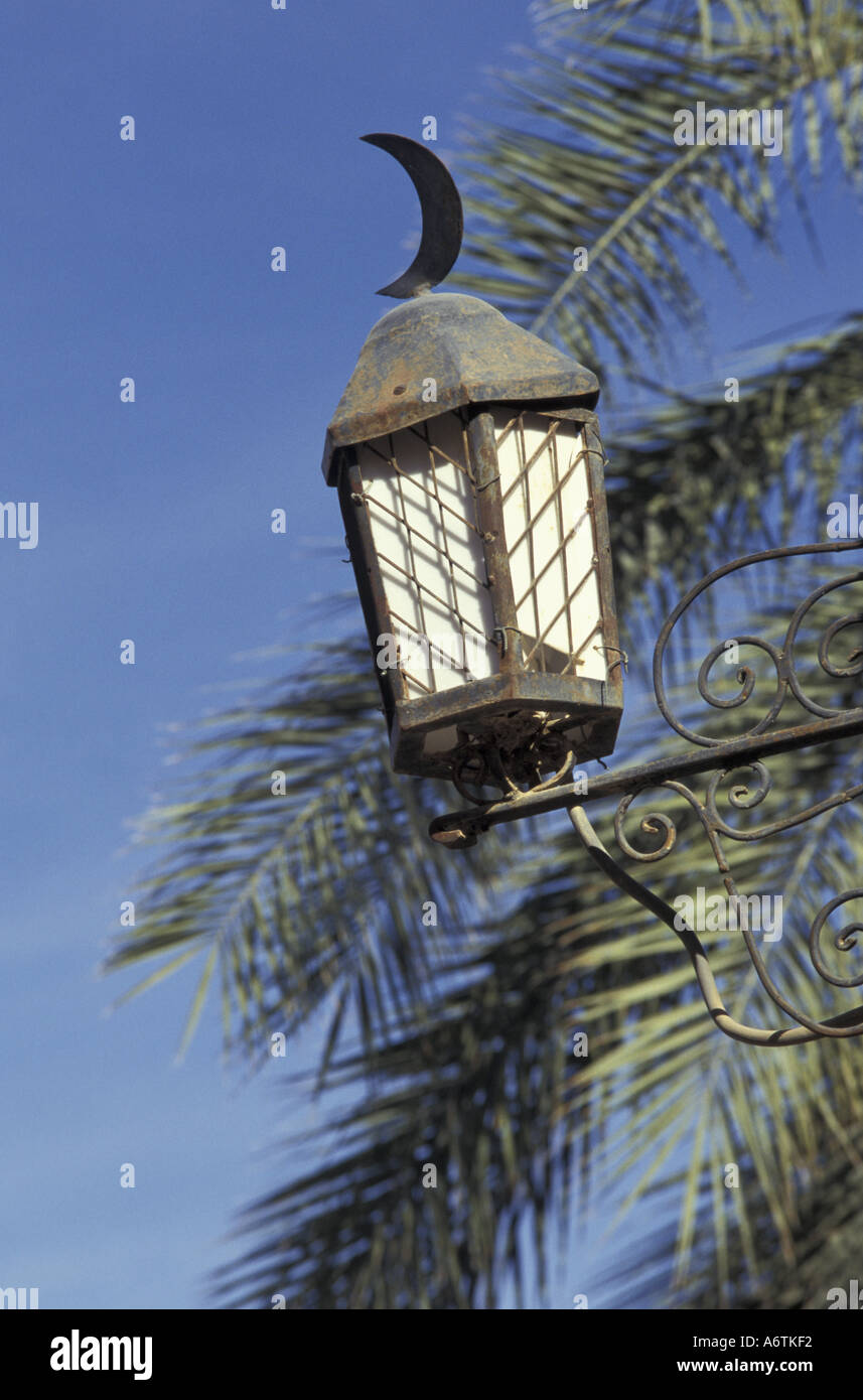 L'Afrique, la Tunisie, l'oasis de Tozeur. Lampadaire dans le quartier historique Banque D'Images