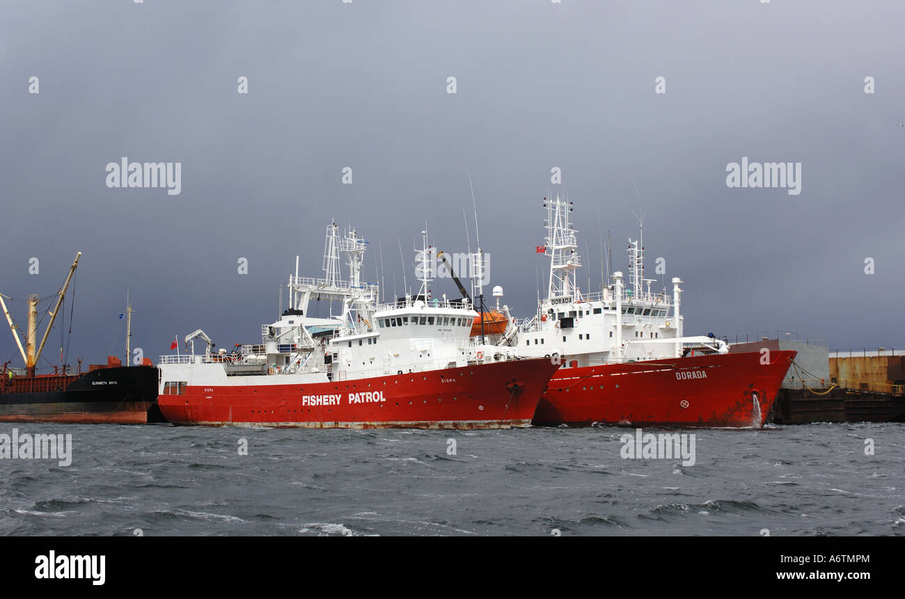 Bateaux amarrés à FIPASS le port temporaire flottant à Stanley, capitale de la Falkland Islands Banque D'Images