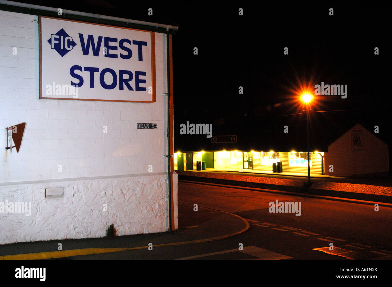 Photo de nuit de West Store et étrave Cadeaux sur Ross Road, Stanley, capitale des îles Falkland Banque D'Images