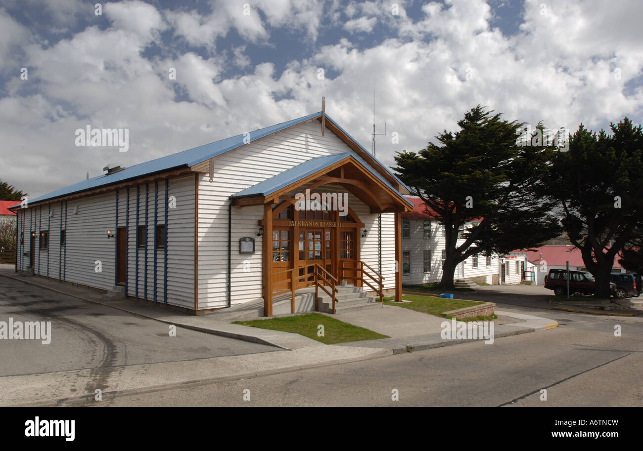 Extérieur de la Brasserie Restaurant Malouines et Philomell Street s'étend jusqu'à Port Stanley, Îles Falkland Banque D'Images