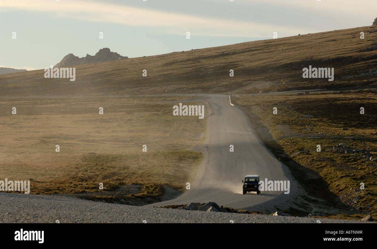 Coup d'un land rover en place un sentier de poussière comme il fait son chemin à travers les îles Falkland Banque D'Images