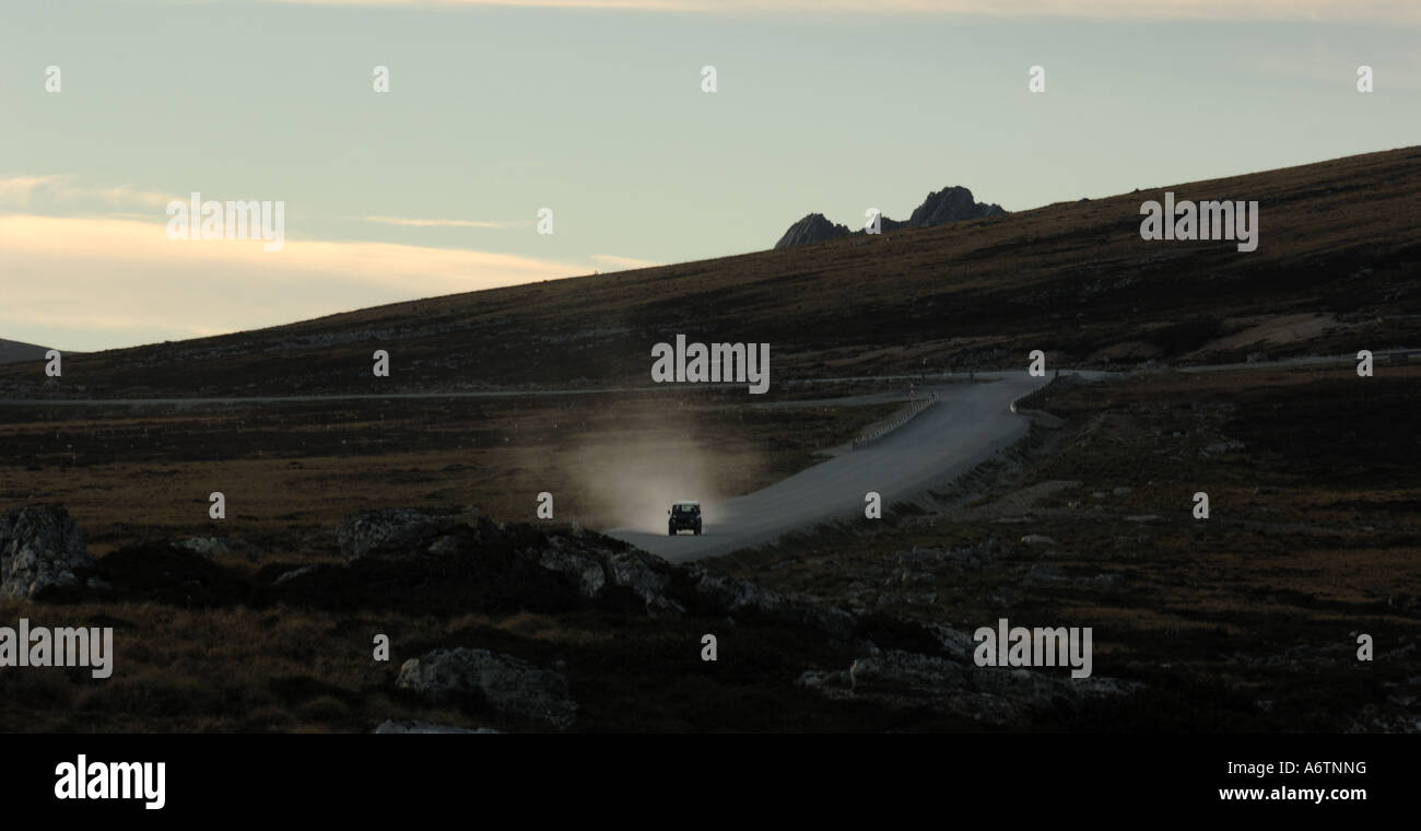 Coup d'un land rover en place un sentier de poussière comme il fait son chemin à travers les îles Falkland Banque D'Images