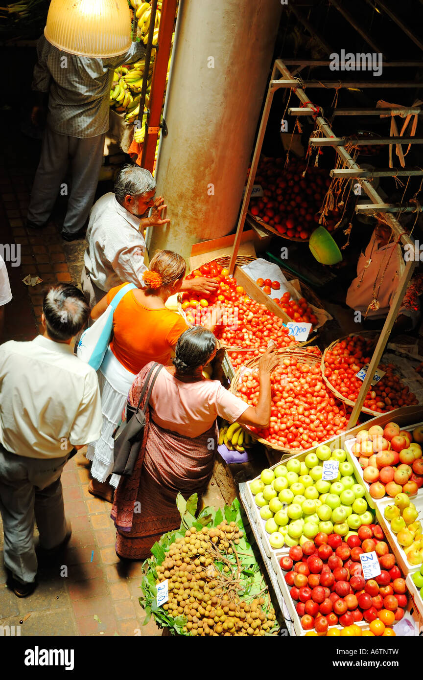 Mauriciens faisant du shopping sur le marché des légumes, port louis, île maurice Banque D'Images