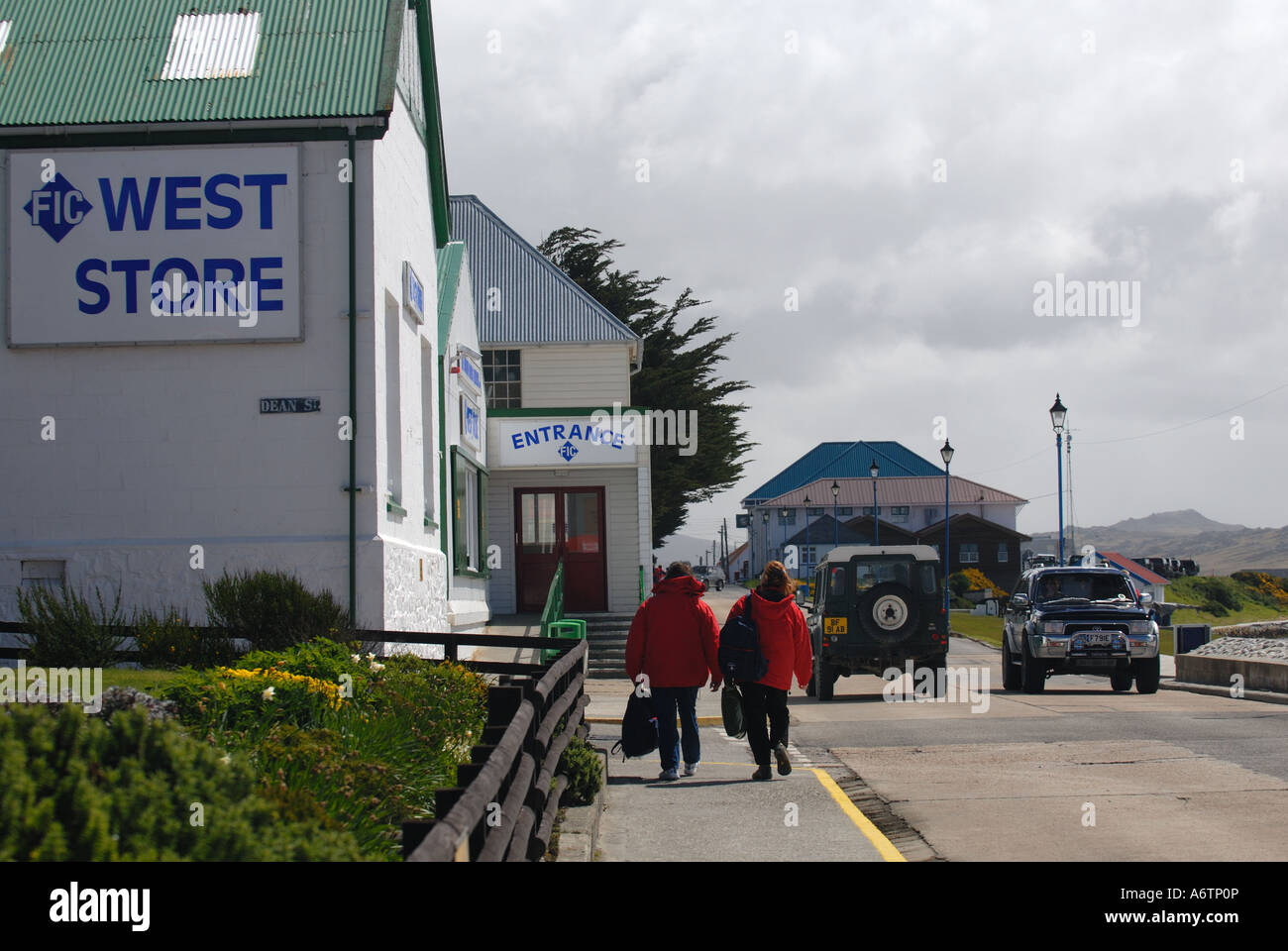 Les touristes descendant Ross Road, la rue principale de Stanley, capitale de la Falkland Islands Banque D'Images