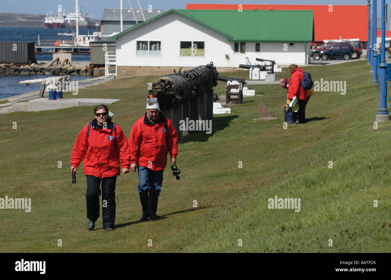 Les touristes d'un navire de croisière promenade à travers la victoire à Stanley Green, capitale des îles Falkland, l'Atlantique Sud Banque D'Images