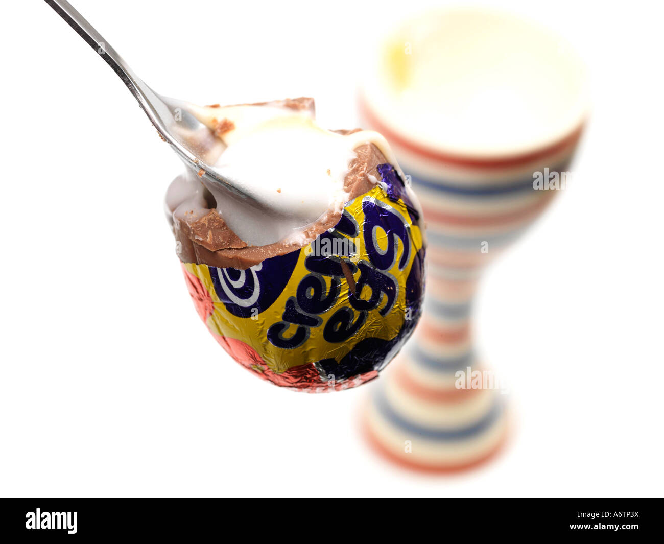 Oeuf en chocolat dans un coquetier Banque D'Images