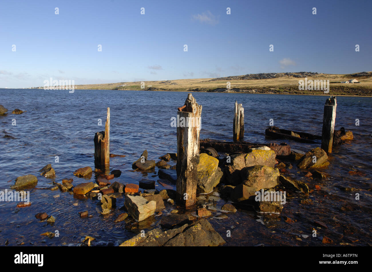 À l'Est du ruisseau boueux vers Stanley, la capitale des îles Falkland Banque D'Images