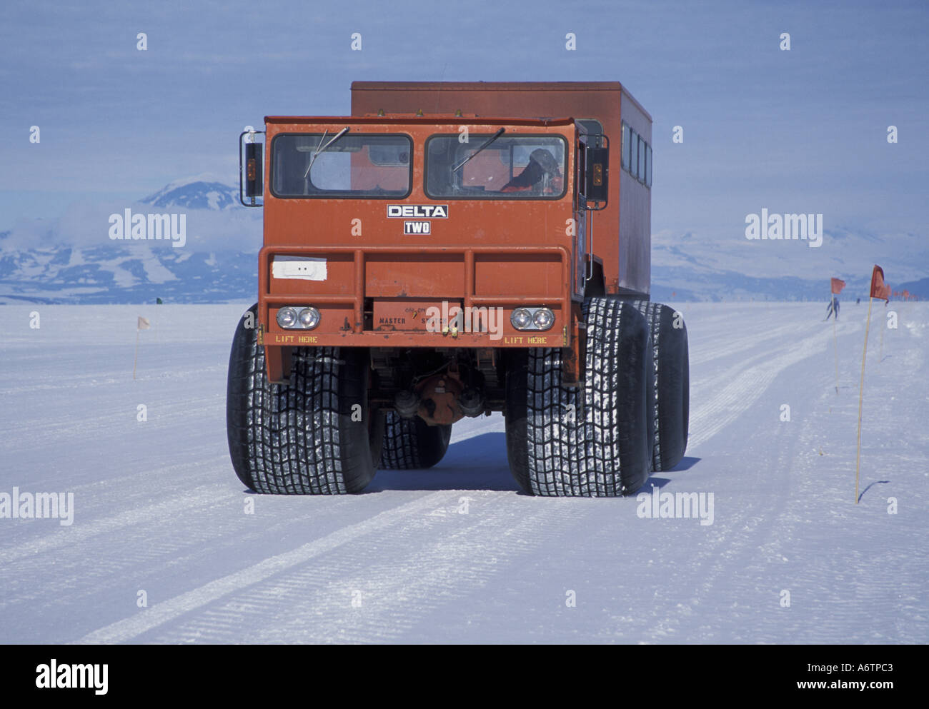 L'Antarctique, l'île de Ross, de la station McMurdo, Delta 4 roues motrices véhicule sur route de l'aérodrome de Pegasus Banque D'Images