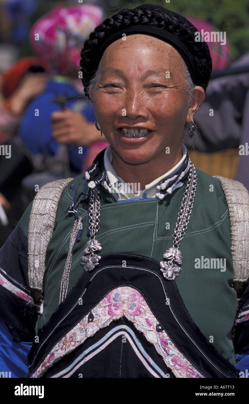 La Chine, la Province du Yunnan. Tonologie des préfixes de femme minoritaire Doyi branch Banque D'Images