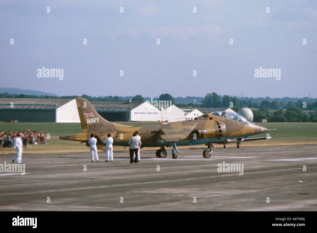 Avions à réaction Harrier de la Royal Navy VTOL G sur la piste à un meeting aérien à British Aerospace en Woodford 1975 JMH2718 Banque D'Images