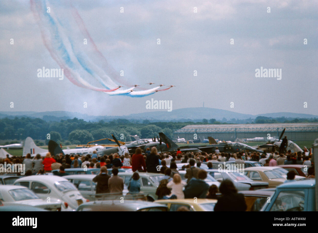 Royal Air Force flèches rouges Aerobatic Team voler vers la foule à un meeting aérien à British Aerospace en Woodford 1975 JMH2719 Banque D'Images
