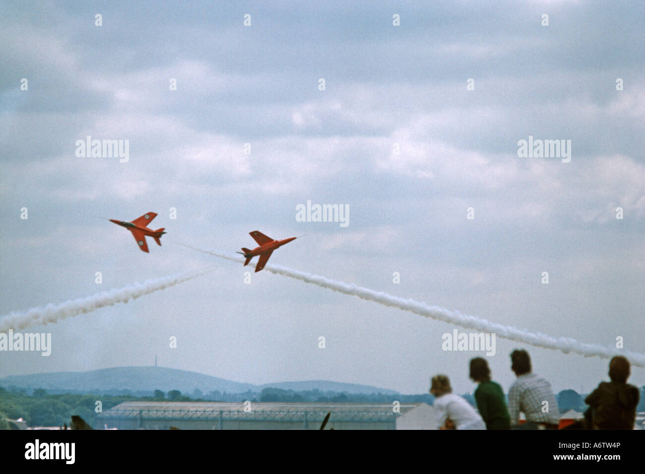 Royal Air Force flèches rouges Aerobatic Team Effectuer une liaison à un meeting aérien à British Aerospace en Woodford 1975 JMH2720 Banque D'Images