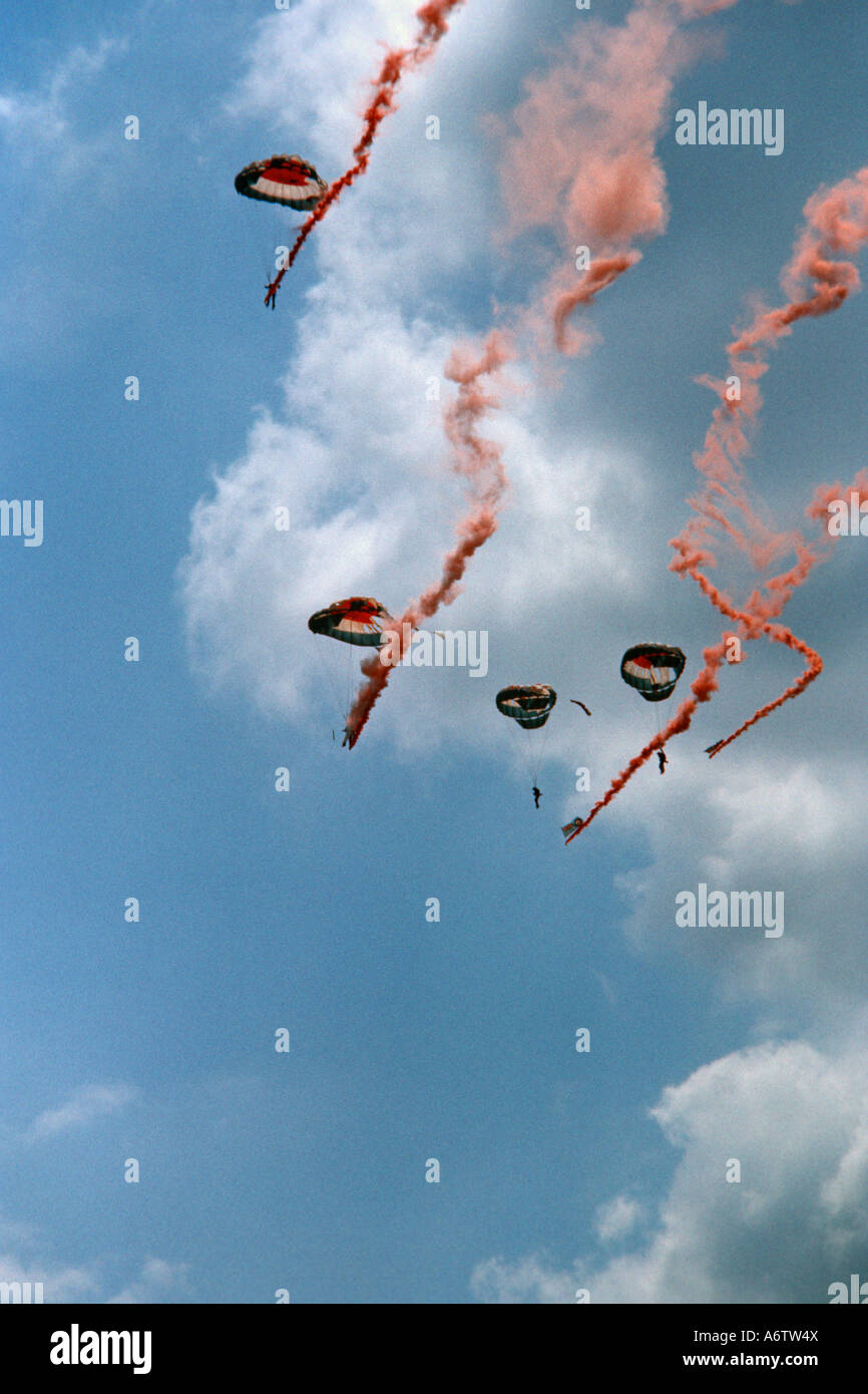 Les diables rouges l'équipe de chute libre Parachute Regiment à un meeting aérien à British Aerospace en Woodford 1975 JMH 2721 Banque D'Images