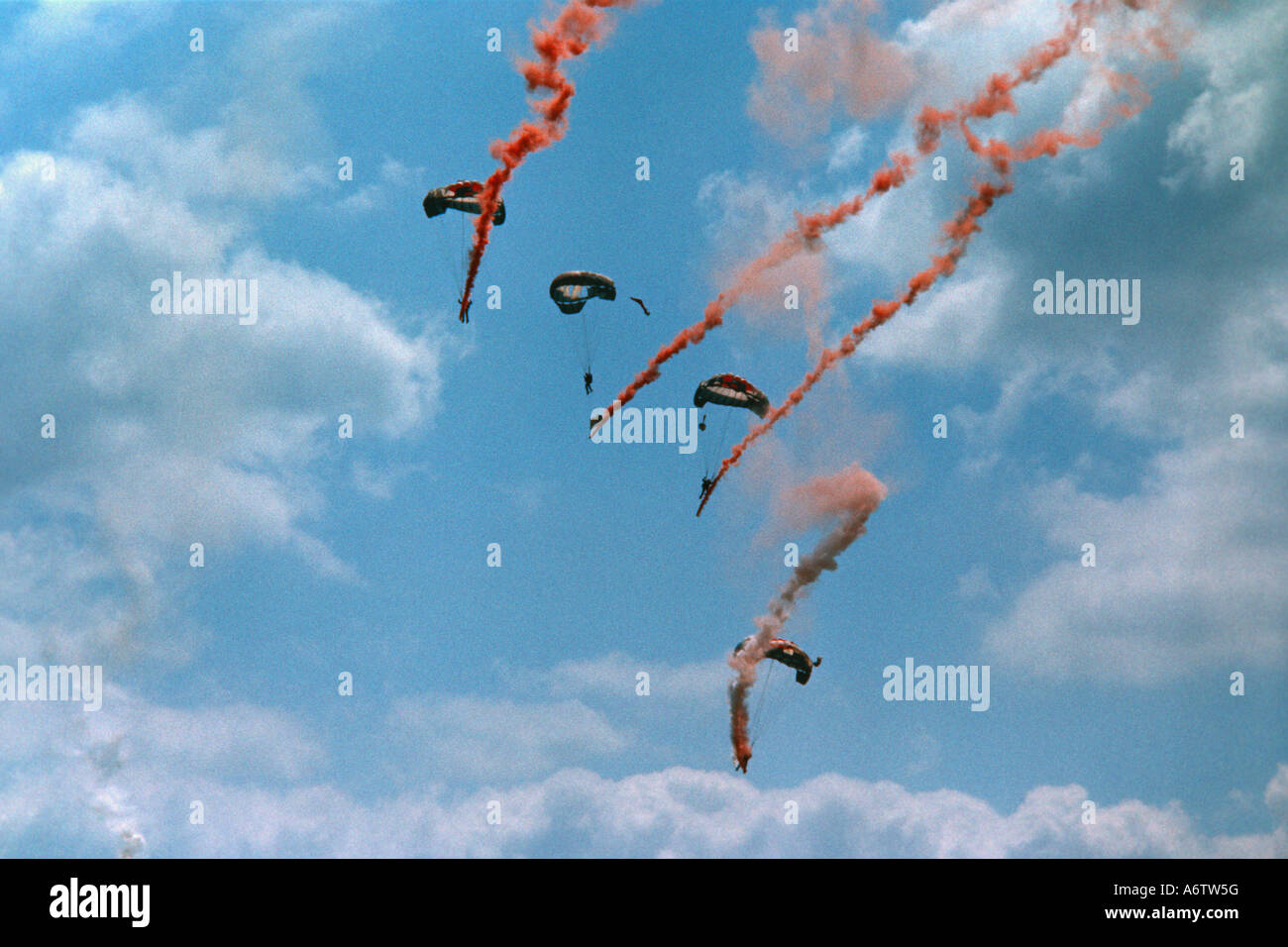 Les diables rouges l'équipe de chute libre Parachute Regiment à un meeting aérien à British Aerospace en Woodford 1975 JMH2722 Banque D'Images