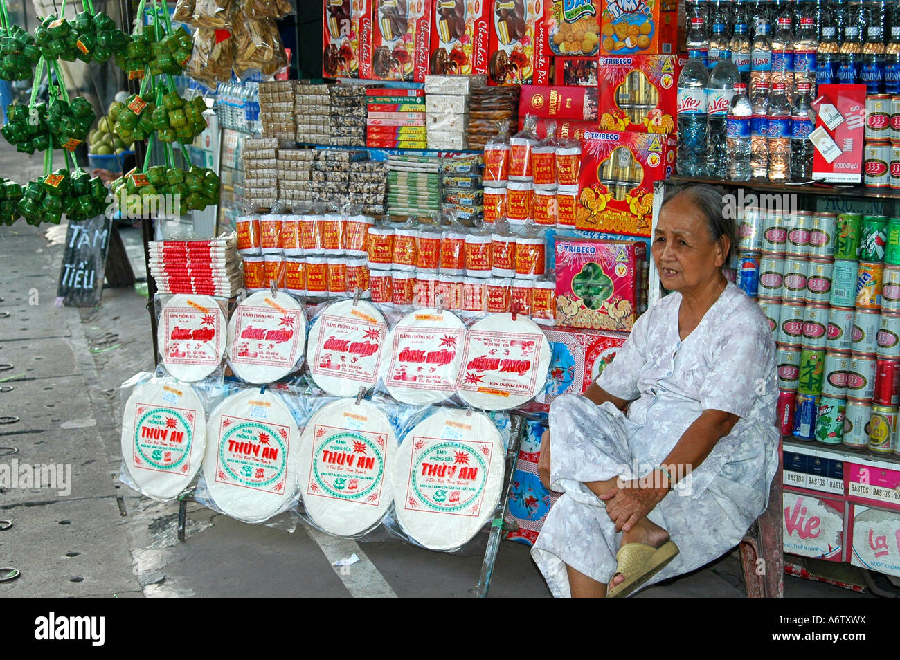 Stand du marché des crêpes avec de la farine de riz Banh Phong, My Tho, Vietnam Banque D'Images