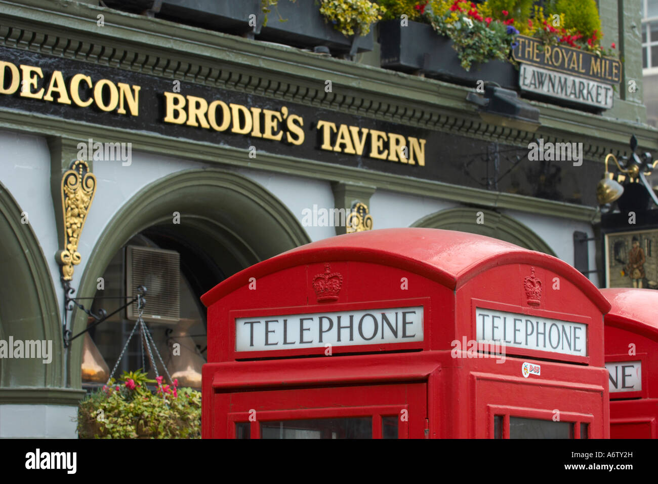 K2 téléphone traditionnel rouge cases en face de la taverne traditionnelle Deacon Brodie dans la vieille ville d'Édimbourg Banque D'Images