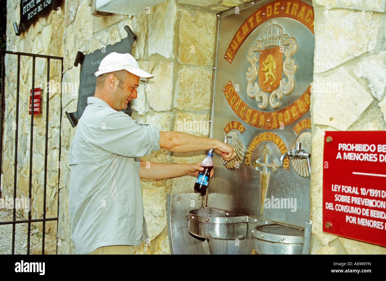 Eau et vin gratuits pour les pèlerins en Espagne Banque D'Images