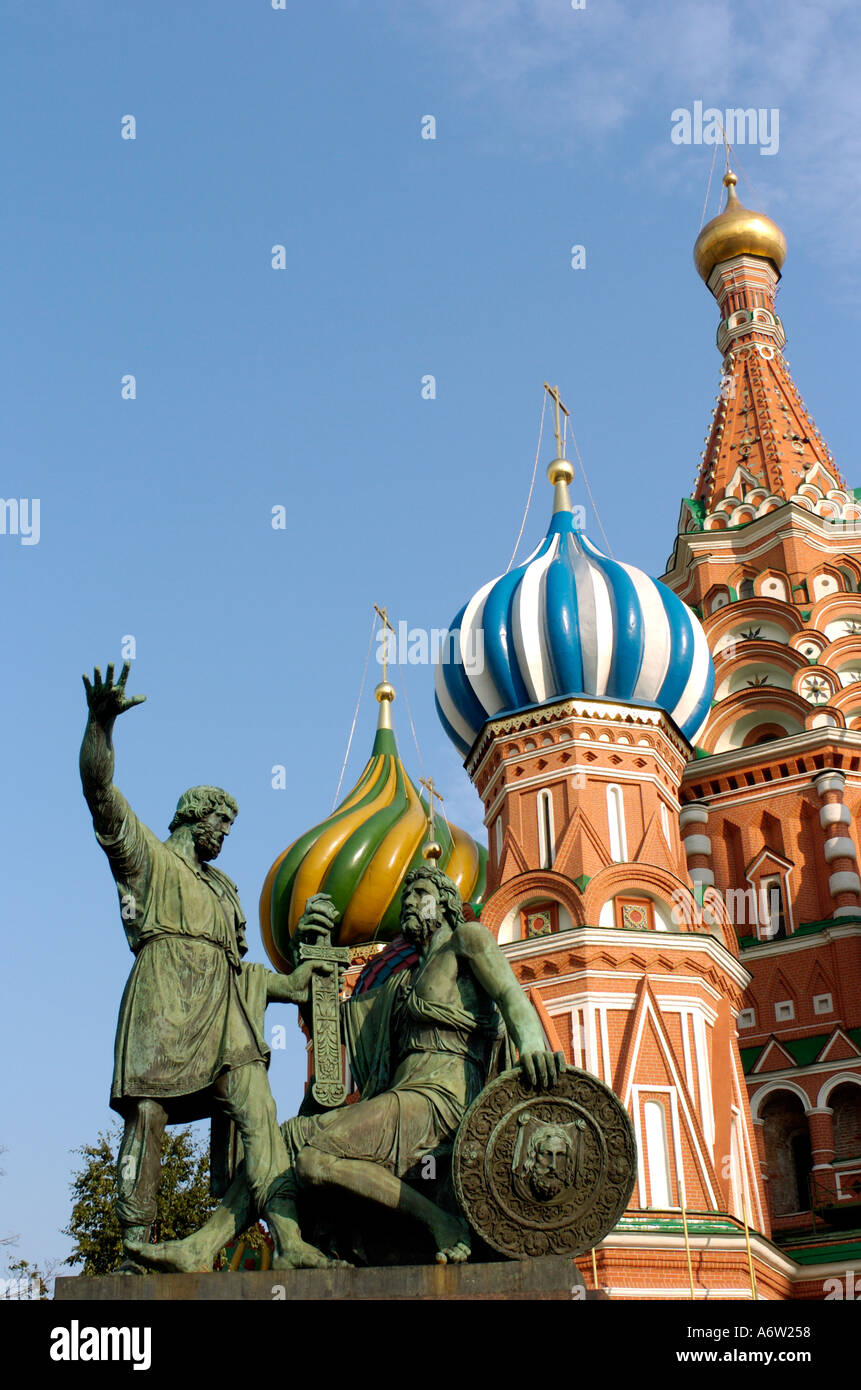 Statue de Kuzma Minin et le Prince Dmitri Pojarski en face de la cathédrale Saint Basile sur la Place Rouge Moscou Russie Banque D'Images