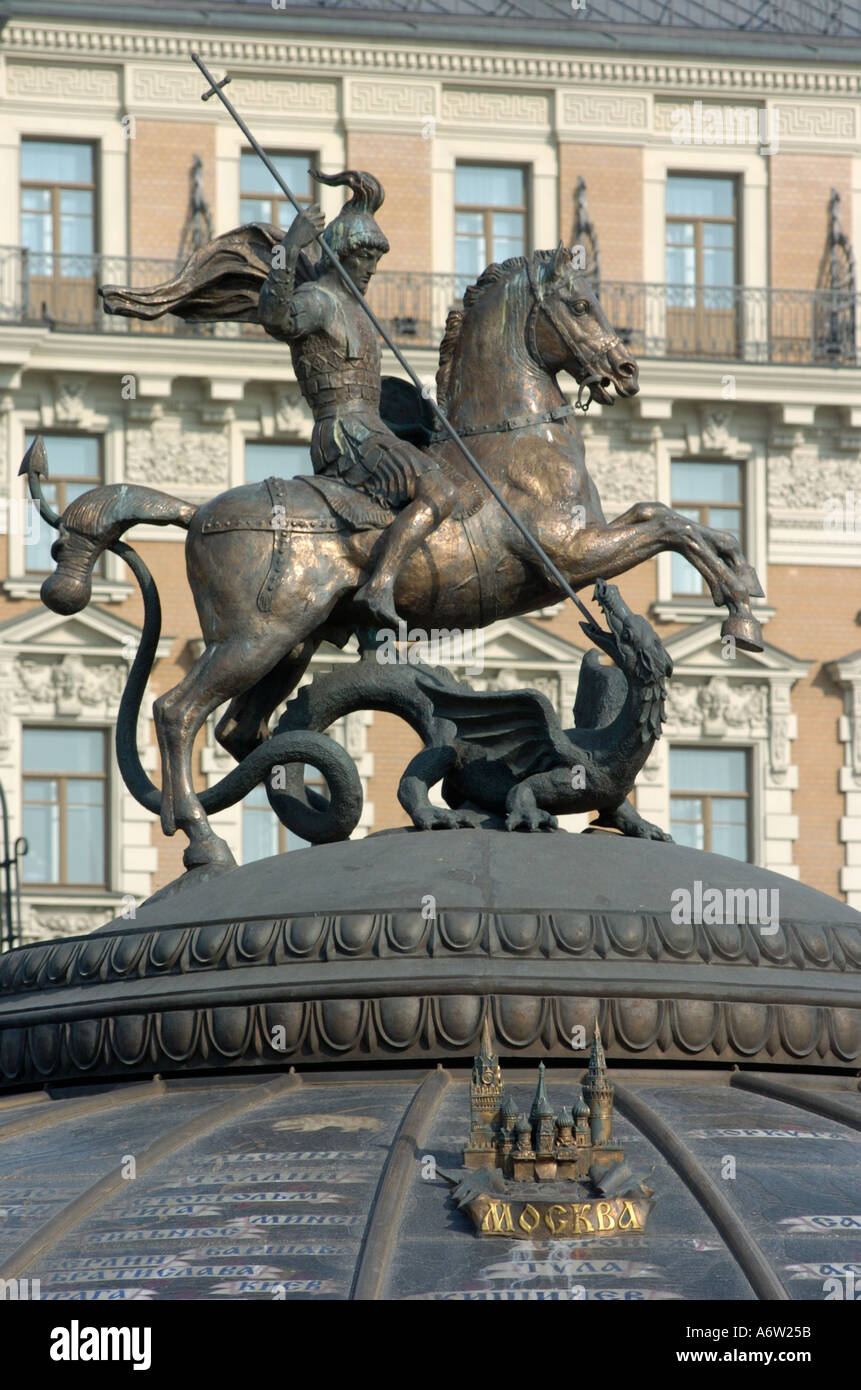 Une statue de Saint Georges terrassant le dragon dans Carré Manezhnaya à Moscou Russie St Georges est le saint patron de Moscou Banque D'Images