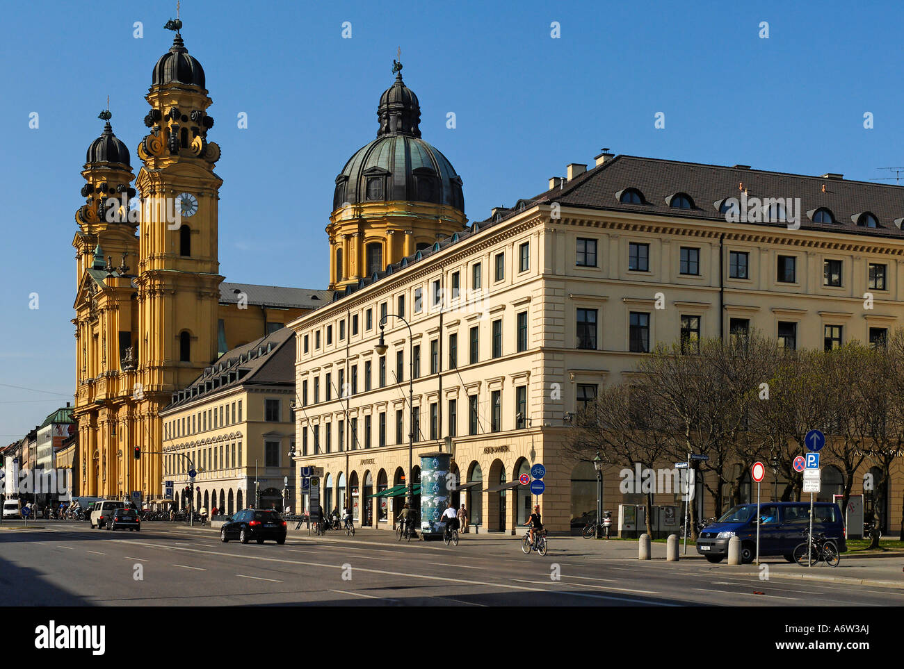 La Theatinerkirche Kajetan et Ludwigsstrasse, Munich, Bavière, Allemagne Banque D'Images